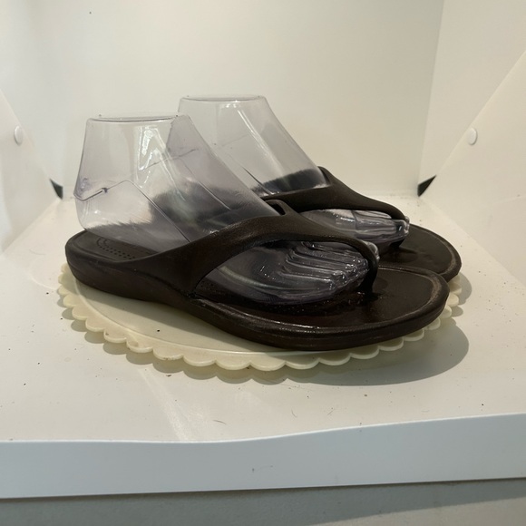 HOLEY SOLES tong sandals size 9 - Picture 1 of 8